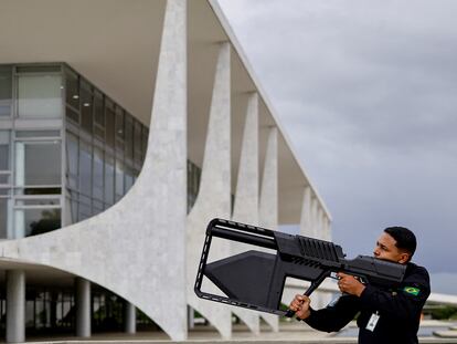 Un guardia de seguridad de la presidencia de Brasil apunta contra un dron que volaba cerca del Congreso Nacional.