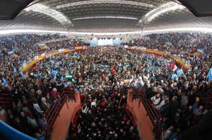 La plaza de toros de Atarfe, en Granada, abarrotada de público durante el mitin de Mariano Rajoy.