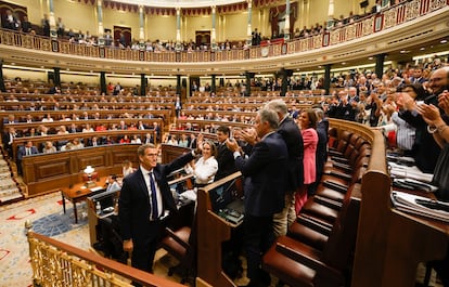 Núñez Feijóo, aplaudido por los diputados del PP, el martes en la primera sesión del debate de investidura en el Congreso.