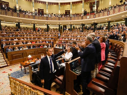 Núñez Feijóo, aplaudido por los diputados del PP, el martes en la primera sesión del debate de investidura en el Congreso.