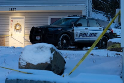 La policía local vigila la casa donde fueron hallados los cuatro cuerpos, el 14 de noviembre.