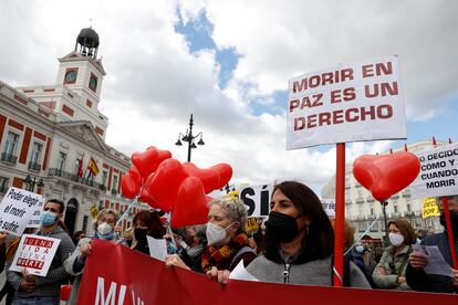 Un grupo de personas se reúnen sosteniendo pancartas y carteles durante la concentración de la asociación Derecho a Morir Dignamente en la Puerta del Sol de Madrid, en marzo.