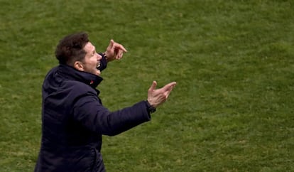 Diego Simeone, gesticula en un momento del partido.
