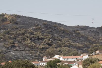 El fuego se inició en la finca La Jarilla, llegando a rodear la aldea de La Alcornocosa.