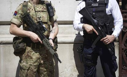 Un soldado y un policía británicos en una imagen de archivo.