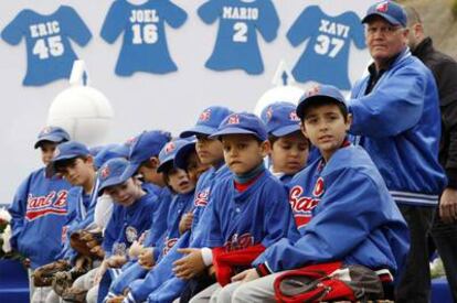 Compañeros de los niños muertos hace un año, cuyas camisetas cuelgan de la pared.