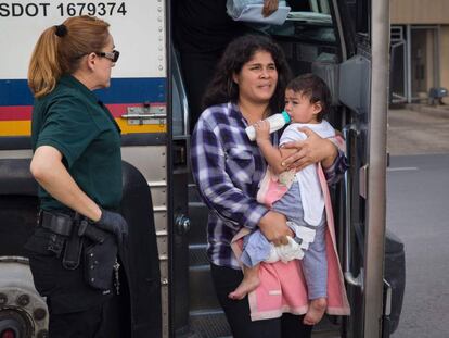 Una madre migrante con su hija en McAllen, Texas.