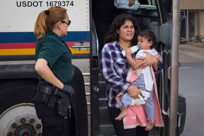 Una madre migrante con su hija en McAllen, Texas.