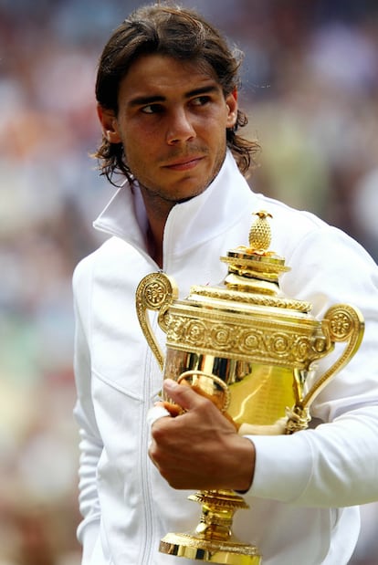 Nadal, con el trofeo de ganador de Wimbledon.