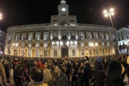 Multitud de personas abarrotan esta tarde la madrileña Puerta del Sol, que presenta el tradicional alumbrado navideño, durante la jornada del sábado del Puente de la Constitución, en el que la capital ha recibido la visita de miles de turistas.