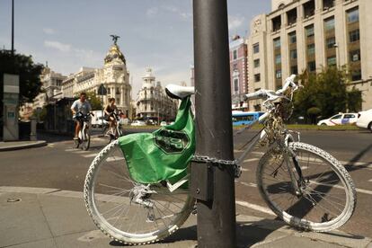 Una bici blanca recuerda al ciclista atropellado en la calle de Alcalá.