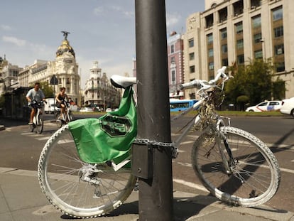 Una bici blanca recuerda al ciclista atropellado en la calle de Alcal&aacute;.