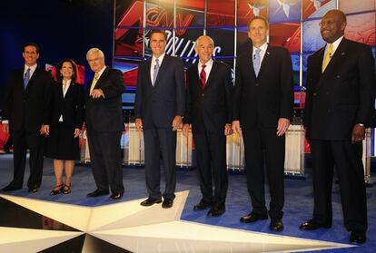De izquierda a derecha: Rick Santorum, Michele Bachmann, Newt Gingrich, Mitt Romney,  Ron Paul, Tim Pawlenty y Herman Cain