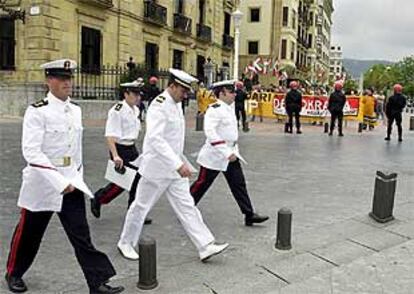 Manifestación de Batasuna, ayer, en San Sebastián contra los actos de celebración de la patrona de la Armada.