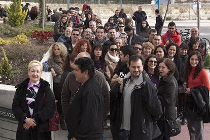 Participantes en el <i>casting</i> de una película hacen cola ante la sede de la Cruz Roja en Alicante.