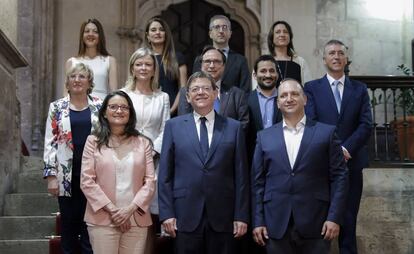 Los 12 miembros del Gobierno valenciano, con el presidente Ximo Puig, en el centro de la primera fila.