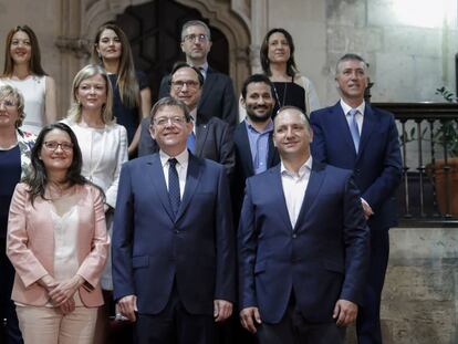 Los 12 miembros del Gobierno valenciano, con el presidente Ximo Puig, en el centro de la primera fila.