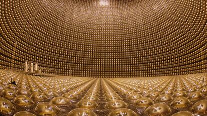 Interior del Super Kamiokande, un detector de neutrinos construido bajo tierra en una antigua mina cerca de Hida (Japón). 