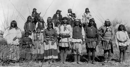 Una banda de apaches, con guerreros, mujeres y niños.
