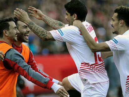 Banega celebra su gol.