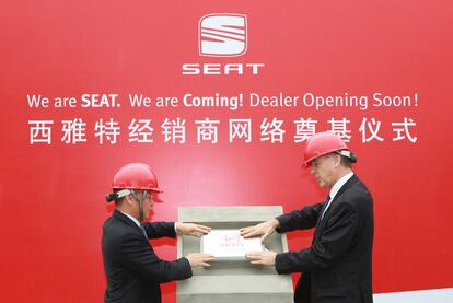 Chen Hui, futuro concesionario de Seat en Guangzhou, y Paul Sevin, vicepresidente comercial de Seat.