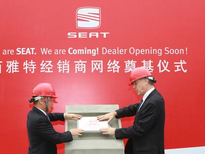 Chen Hui, futuro concesionario de Seat en Guangzhou, y Paul Sevin, vicepresidente comercial de Seat.