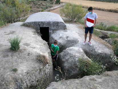 Dos adolescentes, durante su visita al yacimiento de los Yesares, en Pinto.