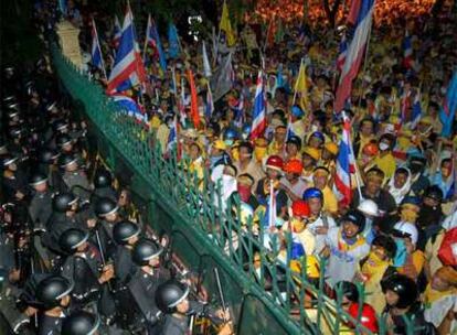 Manifestantes contra el Gobierno y policías se encaran sólo separados por una valla.