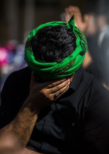 Un fiel chií llora en Kerbala la muerte de Husein.