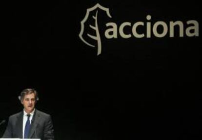 El presidente del Acciona, José Manuel Entrecanales, frente al logotipo de la empresa. EFE/Archivo