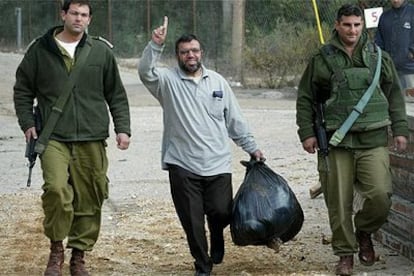 El jeque Hasan Yosef, escoltado por dos soldados israelíes, a su salida de la prisión de Ofra.
