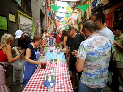 Fiestas de San Cayetano, en la calle del Oso, en agosto de 2022, en Madrid.