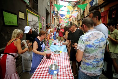 Fiestas de San Cayetano, en la calle del Oso, en agosto de 2022, en Madrid.