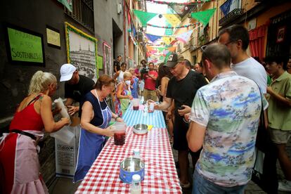 Fiestas de San Cayetano, en la calle del Oso, en agosto de 2022, en Madrid.