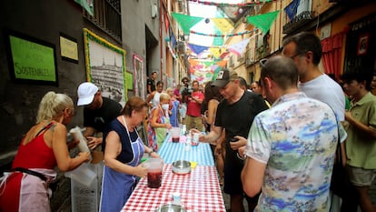 Fiestas de San Cayetano, en la calle del Oso, en agosto de 2022, en Madrid.