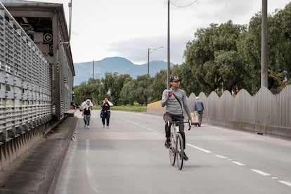 Varias personas recorren las vías vacías de Transmilenio durante los bloqueos al sur de Bogotá. La Alcaldía Mayor de Bogotá afirma que más de un millón de usuarios de Transmilenio se han visto afectados durante el transcurso de la jornada.