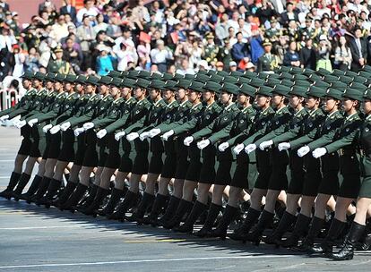 Mujeres del Ejrcito de la Repblica Popular China desfilan en la plaza de Tiannamen con motivo de la fiesta del 60 Aniversario de la fundacin de la China comunista