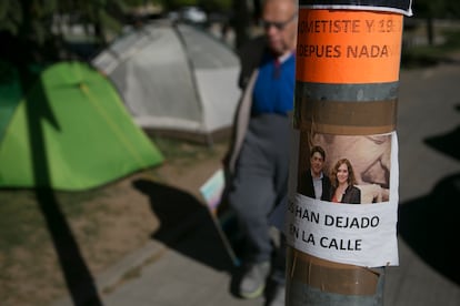 Carteles alrededor del campamento que levantaron los afectados en 2023. 