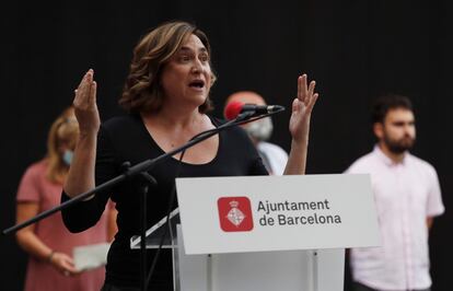 La alcaldesa de Barcelona, Ada Colau, en un parlamento en Gràcia, en Barcelona.