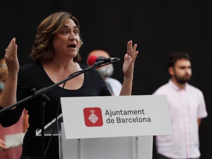 La alcaldesa de Barcelona, Ada Colau, en un parlamento en Gràcia, en Barcelona.