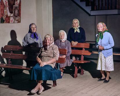 Maria Holubets, Natalia Tarasenko, Rozalia Boiko, Maria Shvanyk,
y Rozalia Mahnyk, en el Monasterio Griego Católico, Zvanivka, 2018. 