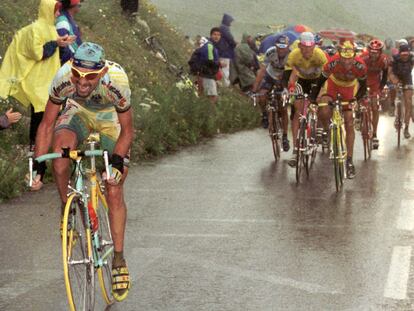 Tour de 1998: Marco Pantani ataca a 5,5 kilómetros de la cima del Galibier a un pelotoncito en el que marcha, con el maillot amarillo, Jan Ullrich.