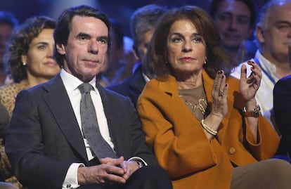 El expresidente del Gobierno, José María Aznar junto a su mujer, y exalcaldesa de Madrid Ana Botella, en la Convención nacional del PP.