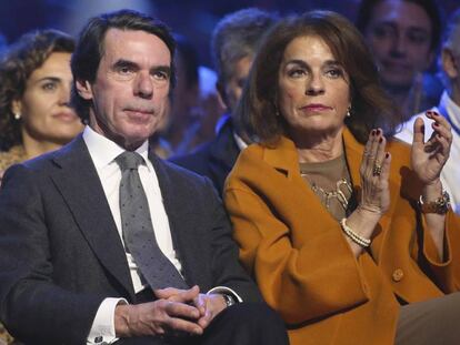 El expresidente del Gobierno, José María Aznar junto a su mujer, y exalcaldesa de Madrid Ana Botella, en la Convención nacional del PP.