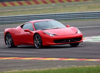 La línea del 458 es  obra de Pininfarina. El interior aplica el nuevo   diseño de Ferrari.
