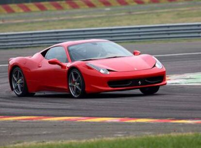 La línea del 458 es obra de Pininfarina. El interior aplica el nuevo diseño de Ferrari.