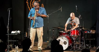 Joe McPhee, en una imagen más reciente al clarinete junto al batería Chris Corsano durante una actuación.