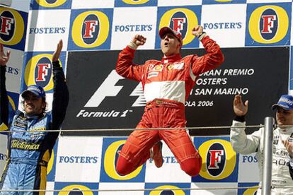 Michael Schumacher celebra con su salto su triunfo en Imola, junto a Fernando Alonso y Juan Pablo Montoya.