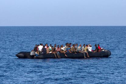Una patera con inmigrantes, rescatada cerca de la costa libia. 