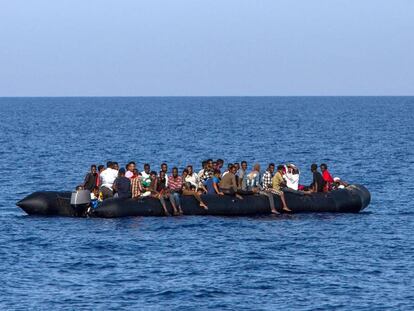 Una patera con inmigrantes, rescatada cerca de la costa libia. 